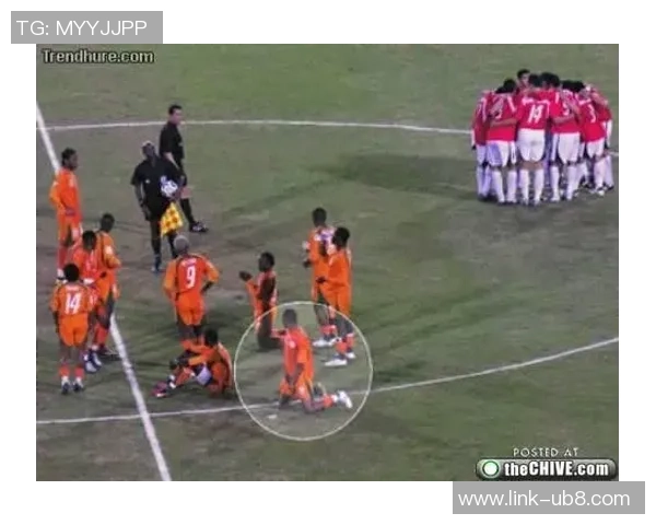 足球鞋狠踩水果的搞笑视频挑战让你捧腹大笑的精彩瞬间合集